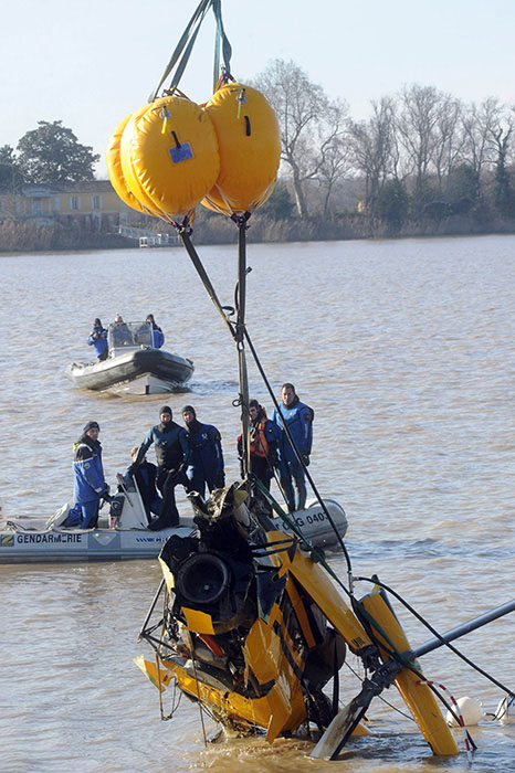 Lundi 23 décembre, les secouristes fran?ais ont sorti la carcasse de l'hélicoptère qui a fini sa course dans la rivière Dordogne, en Gironde. 