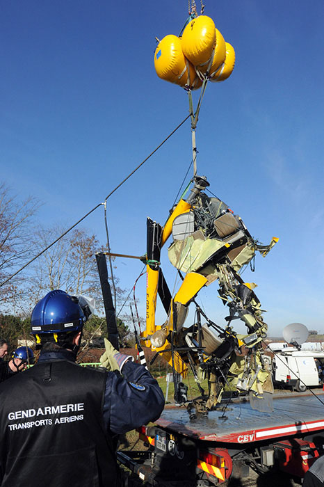 Lundi 23 décembre, les secouristes fran?ais ont sorti la carcasse de l'hélicoptère qui a fini sa course dans la rivière Dordogne, en Gironde. 