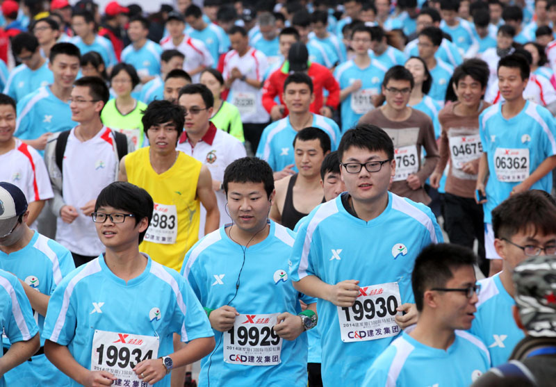 Des participants au marathon international de Xiamen en plein effort. Cet événement annuel, le premier grand marathon de 2014, a attiré des milliers de coureurs venus de 45 pays et régions vers la ville insulaire de la Province du Fujian jeudi. [Chang Haijun / Pour le China Daily]