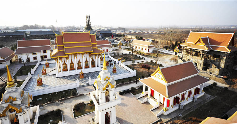 Une image aérienne qui montre une zone de temple bouddhiste de style tha?landais dans le temple du Cheval Blanc, ou Bai Ma Si, à Luoyang dans la province du Henan au centre de la Chine, le 12 janvier 2014. [Photo / Asianewsphoto ]