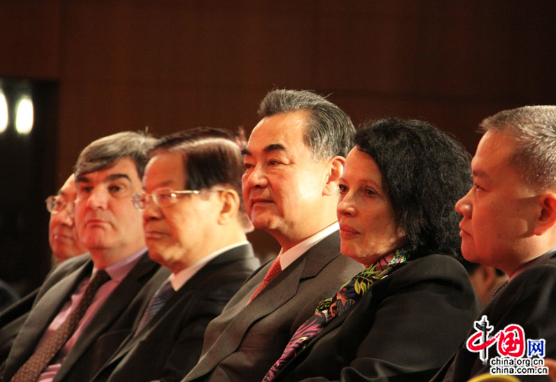 Une conférence de presse sur le cinquantième anniversaire de l'établissement des relations diplomatiques entre la France et la Chine se tient le 17 janvier 2014 au Grand Théatre national de Chine à Beijing. (Crédit photo: Zhang Pingping)