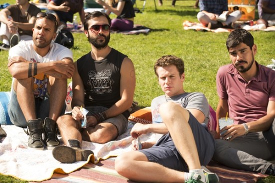 Lookin (HBO) Réalisée par Michael LannanActeurs : Jonathan Groff, Frankie J. Alvarez, Murray BartlettEcrite et mise en scène par Michael Lannan, la série suit les tribulations de trois homosexuels à San Francisco.