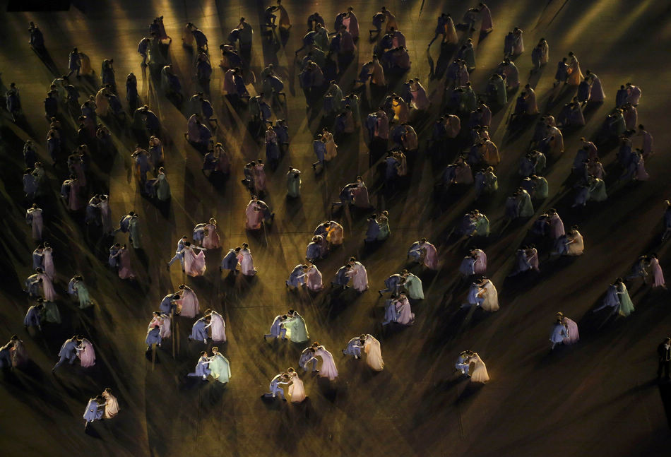 Des danseurs, lors de la cérémonie d'ouverture des Jeux olympiques d'hiver 2014 à Sotchi, le 7 février 2014.