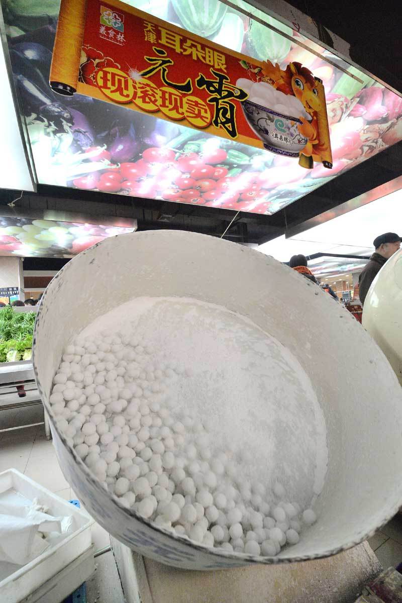 Des yuanxiao fra?chement préparées sont prêtes à la vente, le 7 février à Handan, la province chinoise du Hebei (nord). (Photo : Hao Qunying/Asianewsphoto)