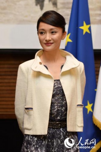 Zhou Xun re?oit l'insigne de chevaliers des Arts et des Lettres (4)