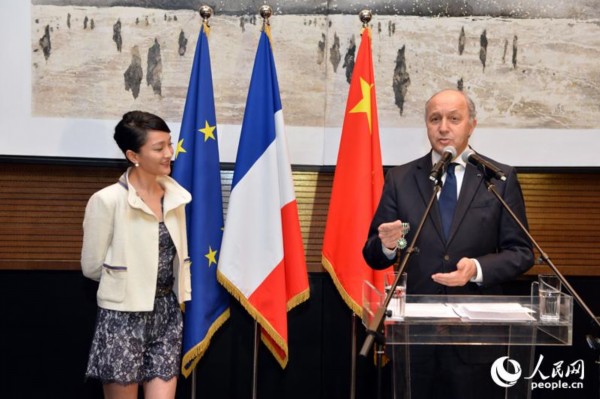 Zhou Xun re?oit l'insigne de chevaliers des Arts et des Lettres (2)