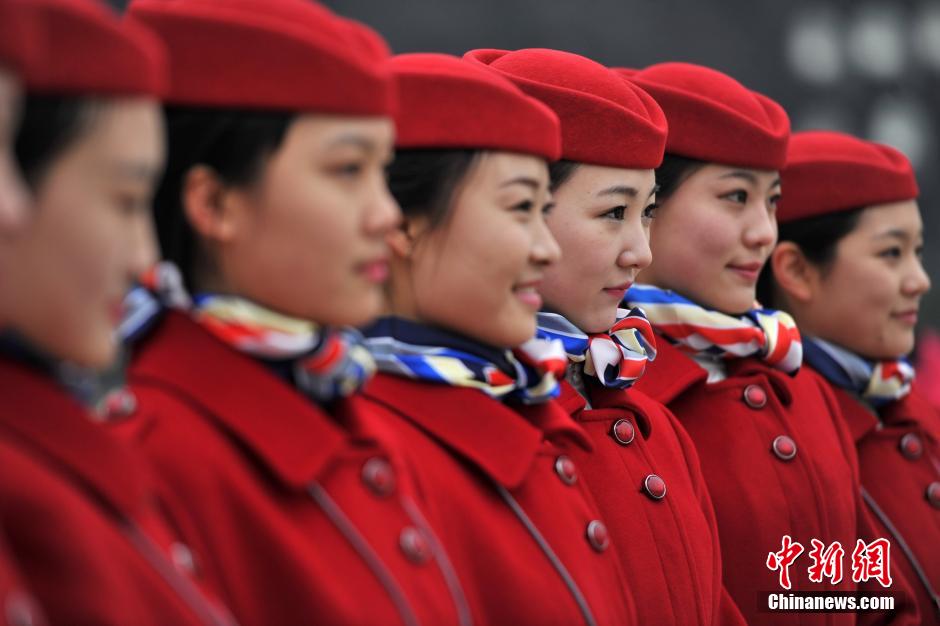 Le 3 mars, des h?tessess d'accueil de la 2ème session du 12e Comité National de la CCPPC en attente devant le Palais du Peuple à Beijing. (CNS/ Jin Shuo)