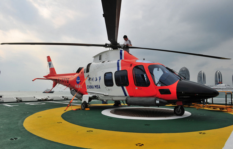 L'hélicoptère de sauvetage du Guangdong vient d'atterrir sur le navire de patrouille chinois Haixun 31 dans le port de Sanya de la ville de Sanya, le 9 Mars 2014. Le Haixun 31 se dirigeant vers la zone où le Boeing 777 aurait pu s'écraser.