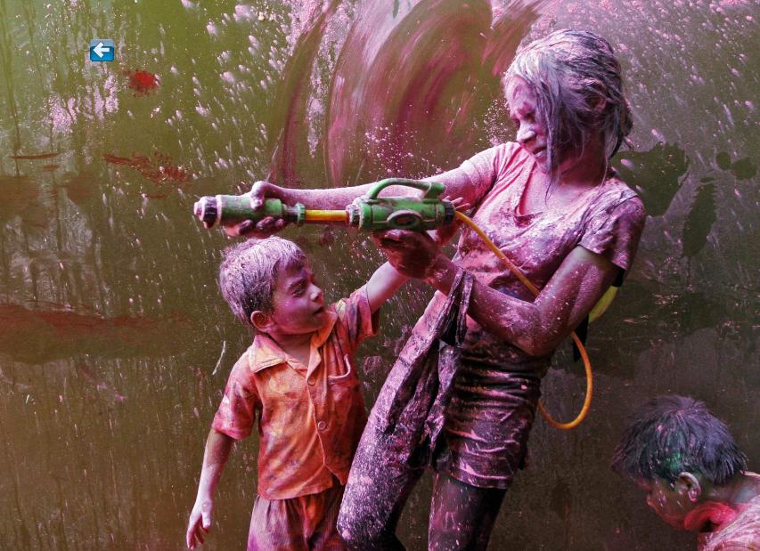 On se jette des couleurs, à l'occasion des célébrations du Holi dans la ville indienne méridionale de Chennai, le 16 mars 2014.