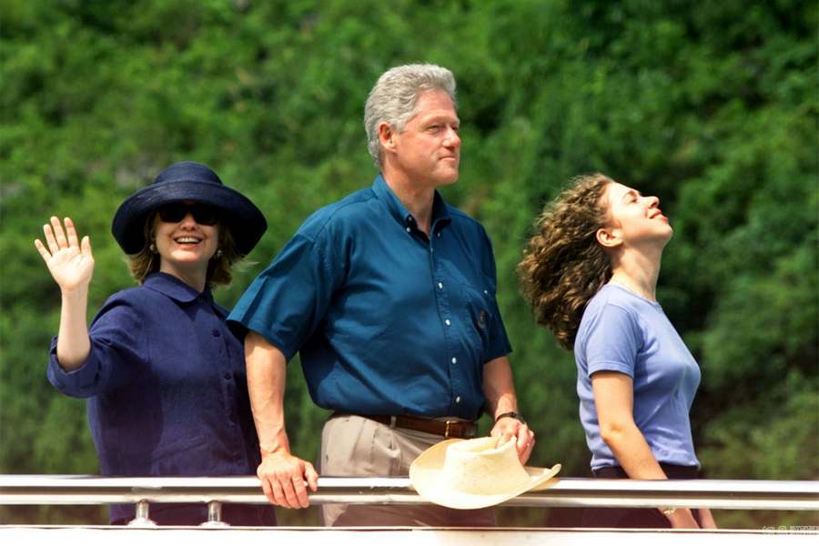 Le 2 juillet 1998, le président américain d'alors Bill Clinton visite Guilin avec son épouse Hillary Clinton et sa fille. 