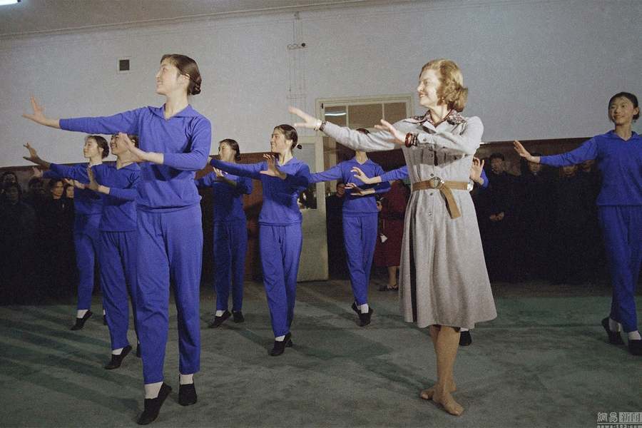 Le 3 décembre 1975, lors de la visite d'Etat de son mari, Betty Ford visite l'Académie de danse de Beijing et apprend à danser aux c?tés des élèves. 