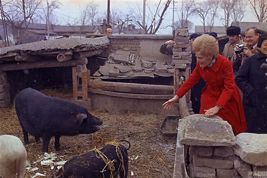 Lors de la visite de son mari Richard Nixon en Chine en 1972, Pat Nixon nourrit des cochons dans une commune chinoise.