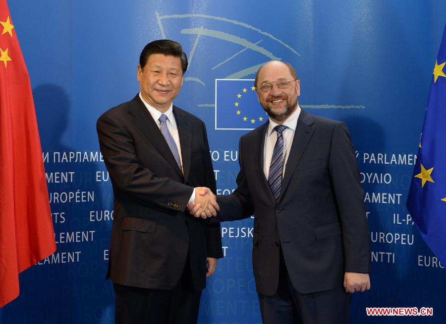 Le président chinois Xi Jinping rencontre le président du Parlement européen Martin Schulz au siège des institutions de l'UE dans la capitale belge, le 31 mars 2014.