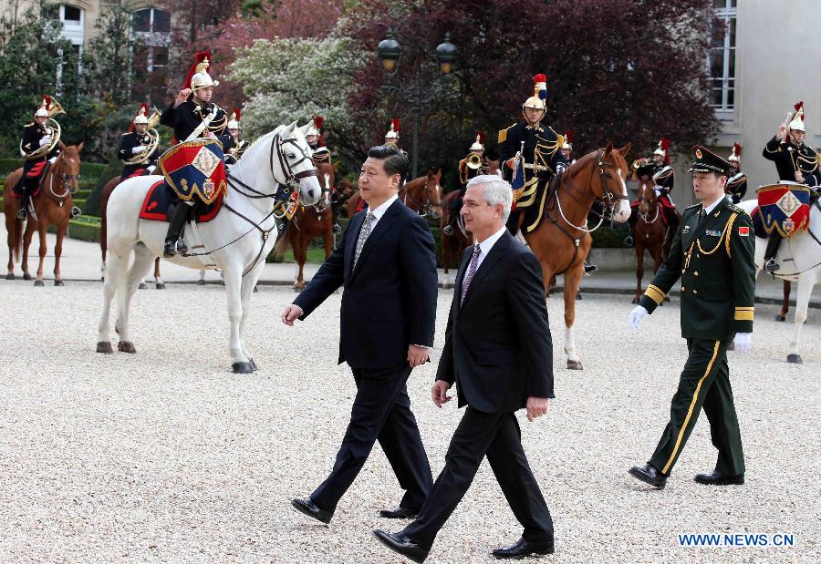 Le président chinois Xi Jinping a invité les organes parlementaires chinois et fran?ais à accro?tre leurs échanges afin de promouvoir la compréhension mutuelle ainsi que l'amitié bilatérale, lors d'une rencontre avec le président de l'Assemblée nationale fran?aise Claude Bartolone, à Paris le 27 mars 2014.