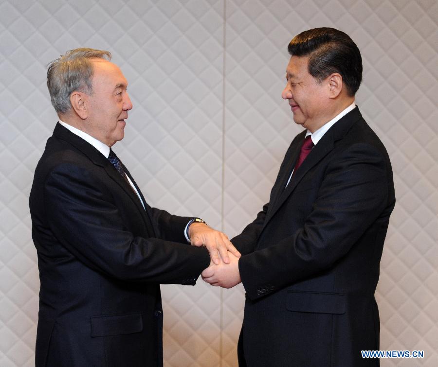 Le président chinois Xi Jinping rencontre son homologue kazakh Noursoultan Nazarba?ev à Noordwijk, aux Pays-Bas, le 23 mars 2014. Il indique que la Chine et le Kazakhstan doivent travailler de manière étroite à la mise au point d'un nouveau concept de sécurité en Asie.