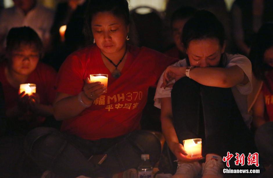 Beijing : les familles des passagers du vol MH370 continuent de prier (3)