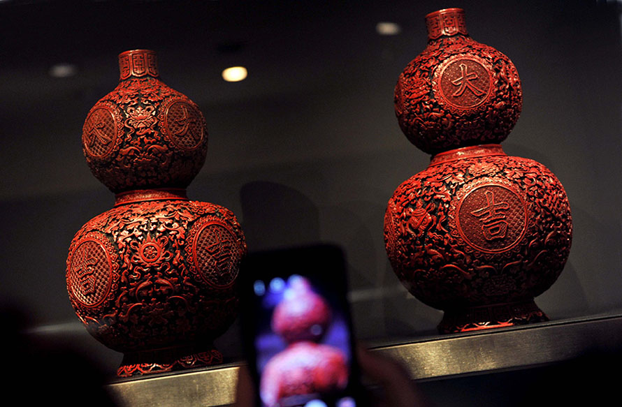 Le 22 avril, des visiteurs admirent des objets d'art chinois au musée des Arts décoratifs à Paris. (Photo : Xinhua/Chen Xiaowei)