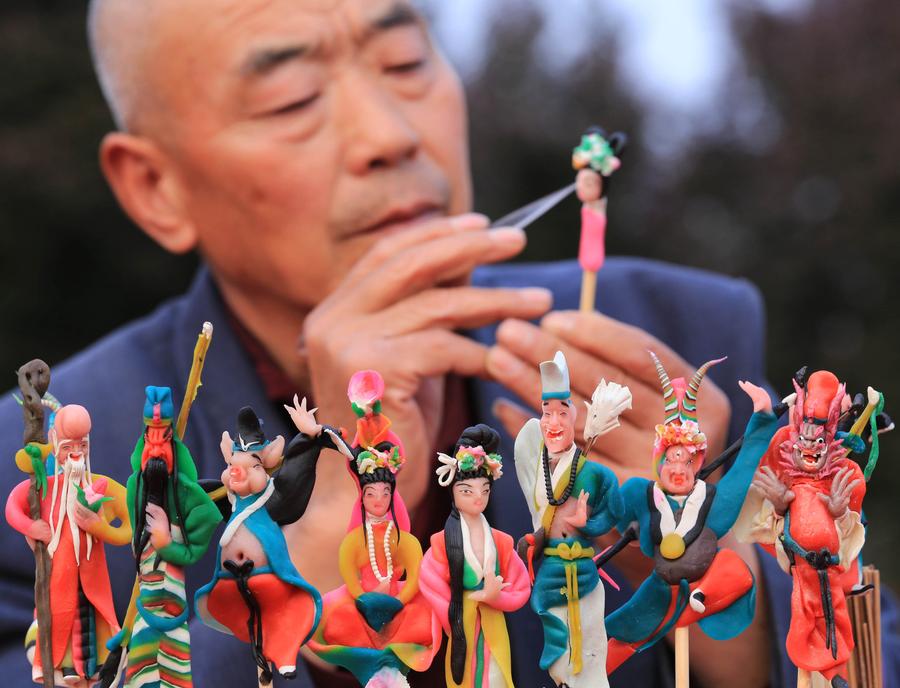 Dong Jinlong fait des figurines en pate dans la rue, le 21 avril 2014. [Photo/Xinhua]