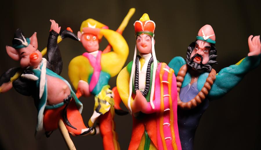 Gros plan de figurines en pate des personnages du classique chinois "Le Voyage en Occident", créées par un artisan folklorique chinois. Dong Jinlong, 63 ans, originaire d'un village de Yuncheng, dans la province du Shanxi, a une expérience de 41 ans dans les arts populaires. Il a fait plus de 300 figurines des personnages de classiques littéraires et d'opéras chinois. [Photo/Xinhua]