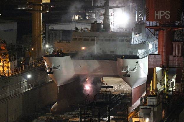 Lancement nocturne d'un catamaran militaire de conception chinoise